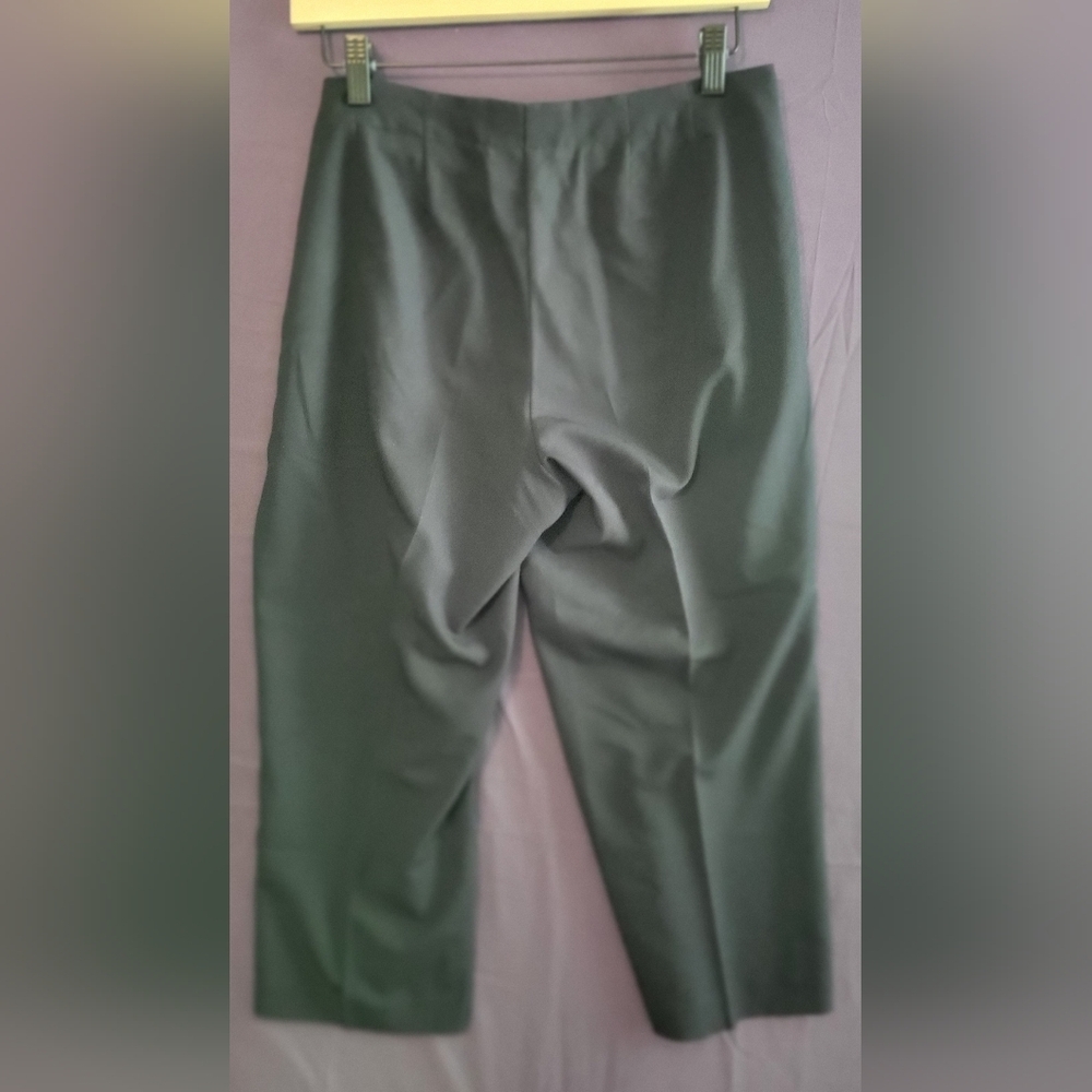 Liz Claiborne Women's Black Cropped Pants. Size 10 Petite - Picture 4 of 7